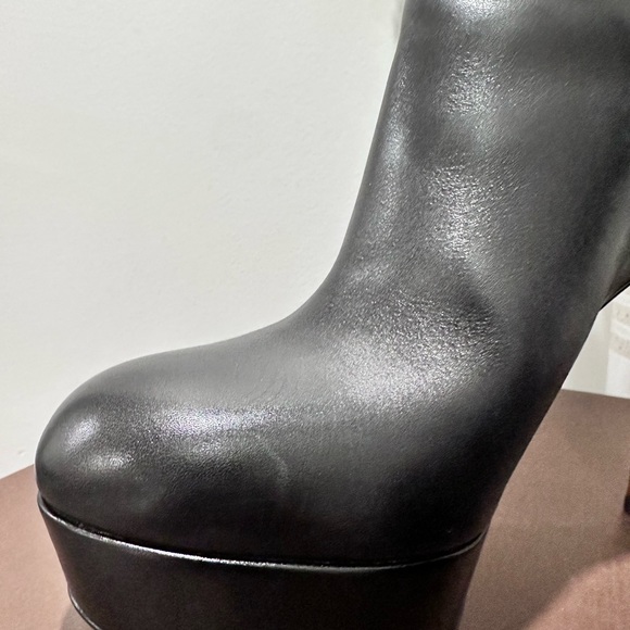 Louis Vuitton Boots - Picture 14 of 14